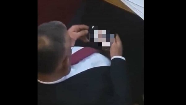 Σερβία: Βουλευτής παραιτήθηκε γιατί έβλεπε πορνό στη Βουλή