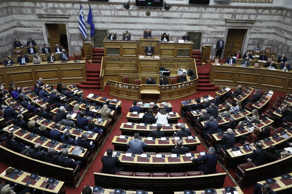 Η ώρα της κρίσης στη Βουλή για την τροπολογία που μπλοκάρει την είσοδο του κόμματος Κασιδιάρη 