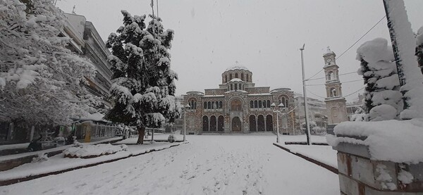 Βόλος: Πάνω από 10 εκ. χιόνι στην παραλία- Με αντιολισθητικές η κίνηση ακόμα και στο κέντρο της πόλης