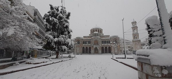 Βόλος: Πάνω από 10 εκ. χιόνι στην παραλία- Με αντιολισθητικές η κίνηση ακόμα και στο κέντρο της πόλης