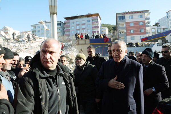 Σεισμός στην Τουρκία: Ο Ερντογάν αναγνωρίζει «κενά» αλλά επιτίθεται σε όσους επικρίνουν την κυβέρνησή του