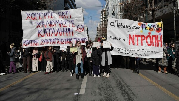 Νέα διαμαρτυρία καλλιτεχνών έξω από το ΥΠΠΟ – Στους δρόμους σπουδαστές δραματικών σχολών