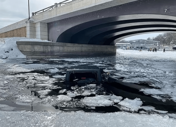 ΗΠΑ: Πήδηξαν σε παγωμένη λίμνη για να σώσουν 83χρονο και τον σκύλο του