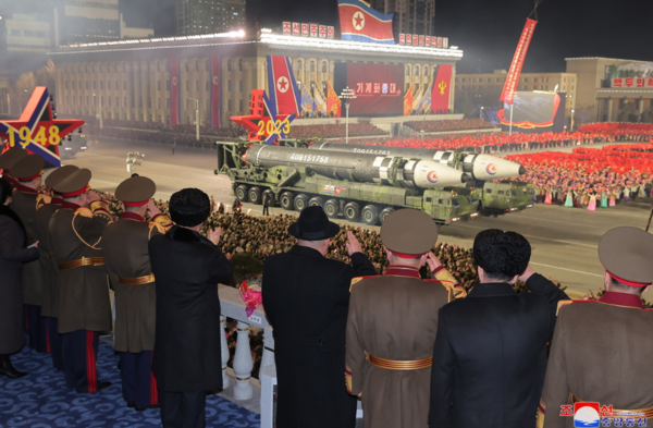 Βόρεια Κορέα: Νυχτερινή παρέλαση με περισσότερους πυραύλους ICBM από ποτέ- Και ίσως ένα «νέο όπλο»
