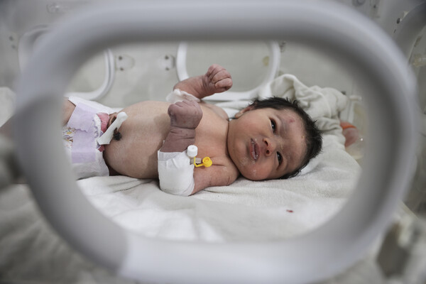 Σεισμός στη Συρία: Πολλοί θέλουν να υιοθετήσουν τη μικρή Aya- Το μωρό που γεννήθηκε στα συντρίμμια