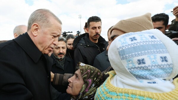Ο Τούρκος Πρόεδρος επισκέπτεται σεισμόπληκτες περιοχές.