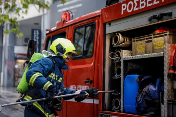 Πυροσβέστης εν δράσει