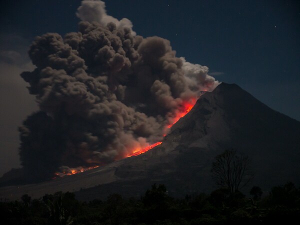Ινδονησία: Ηφαιστειακές εκρήξεις αύξησαν το επίπεδο συναγερμού