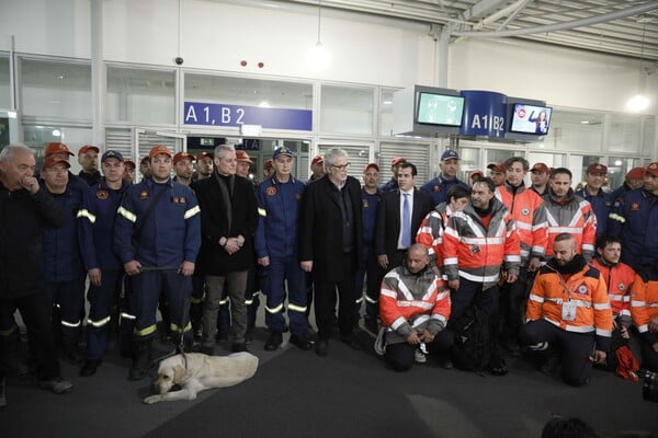 Επέστρεψαν στην Ελλάδα τα μέλη της ΕΜΑΚ- Απεγκλώβισαν 5 ανθρώπους από τα ερείπια στην Τουρκία