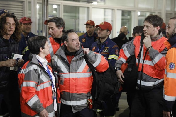 Επέστρεψαν στην Ελλάδα τα μέλη της ΕΜΑΚ- Απεγκλώβισαν 5 ανθρώπους από τα ερείπια στην Τουρκία