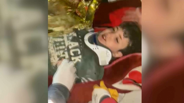 Τουρκία: Ο 9χρονος Yigit διασώθηκε από τα ερείπια 160 ώρες μετά τον σεισμό