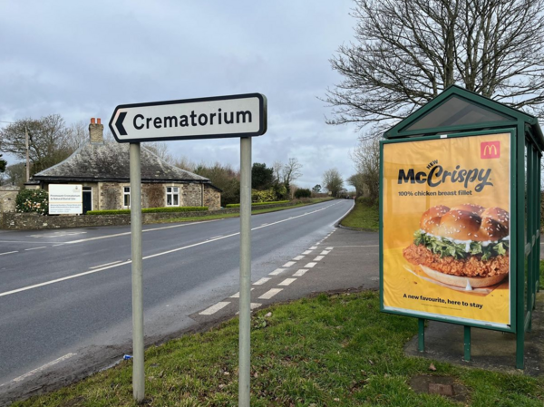 Τα McDonald’s έβαλαν διαφήμιση για το McCrispy κοντά σε αποτεφρωτήριο- Κάποιοι ενοχλήθηκαν