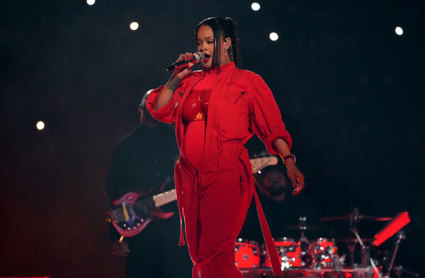 Η Rihanna έγκυος ξανά: Περιμένει δεύτερο παιδί- Αποκάλυψε την κοιλιά στο Super Bowl 2023