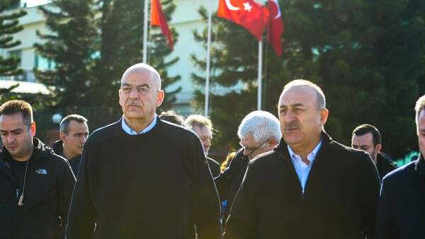 Φωτ: Eurokinissi. Ο υπουργός Εξωτερικών Νίκος Δένδιας και ο Τούρκος ομόλογός του Μεβλούτ Τσαβούσογλου στις πληγείσες περιοχές.