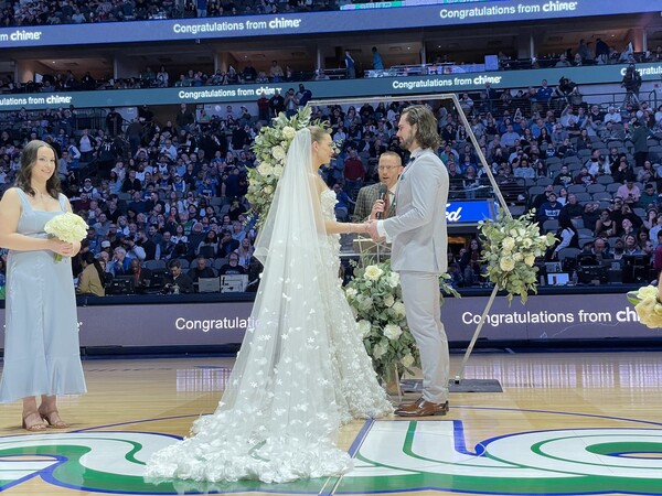 Ζευγάρι παντρεύτηκε στο ημίχρονο του αγώνα του NBA