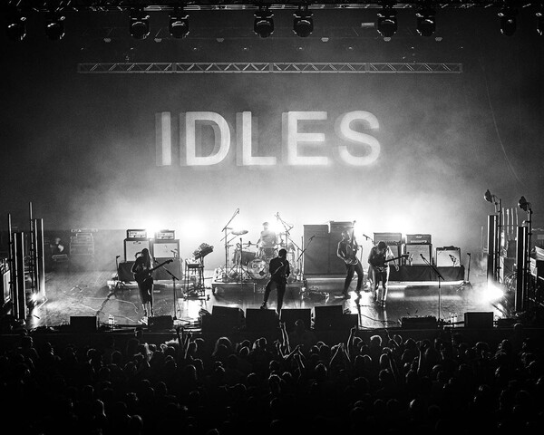 Οι εκρηκτικοί IDLES έρχονται πρώτη φορά στην Αθήνα, στο Plisskën Festival