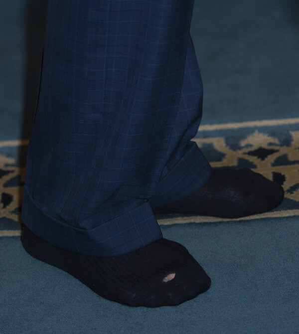 O βασιλιάς Κάρολος επισκέφτηκε τζαμί, έβγαλε τα παπούτσια και είχε τρύπια κάλτσα