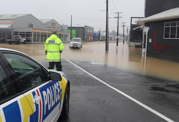 Κυκλώνας «σαρώνει» τη Νέα Ζηλανδία: Πλημμύρες και κατολισθήσεις - Κάτοικοι ανέβηκαν σε στέγες για να σωθούν