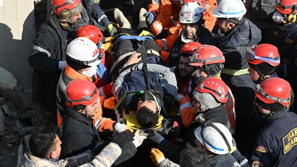 Φωτ: Anadolu Twitter Η στιγμή του απεγκλωβισμού ενός απά τα δύο αδέλφια στην Τουρκία.
