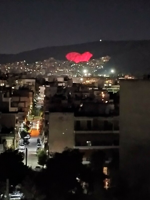 Το Χαϊδάρι τιμά τον Άγιο Βαλεντίνο και φωτίζει την μεγαλύτερη φυσική καρδιά της Ευρώπης