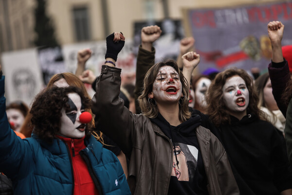 Μαζική συγκέντρωση και πορεία από καλλιτέχνες στο κέντρο της Αθήνας