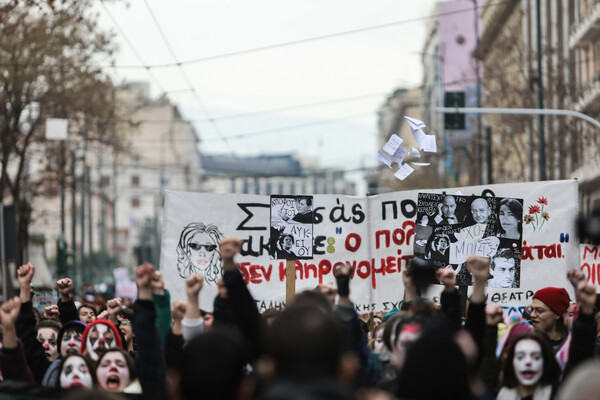 Μαζική συγκέντρωση και πορεία από καλλιτέχνες στο κέντρο της Αθήνας