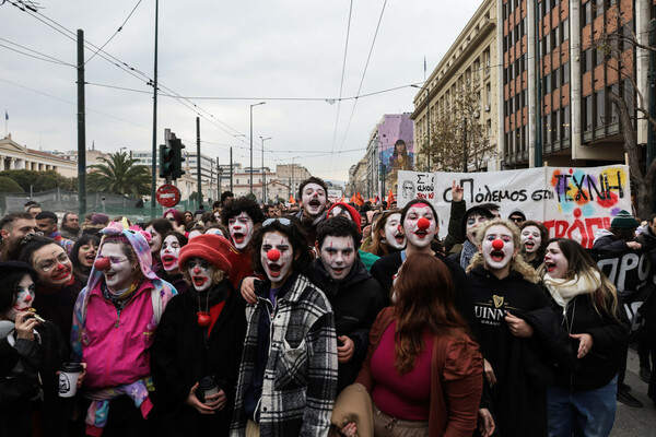 Μαζική συγκέντρωση και πορεία από καλλιτέχνες στο κέντρο της Αθήνας