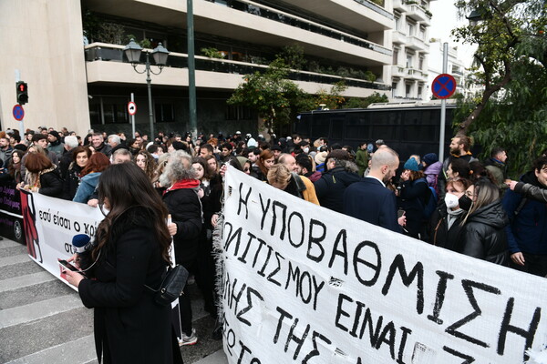 Μαζική συγκέντρωση και πορεία από καλλιτέχνες στο κέντρο της Αθήνας