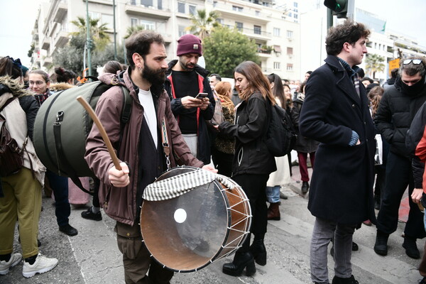 Μαζική συγκέντρωση και πορεία από καλλιτέχνες στο κέντρο της Αθήνας