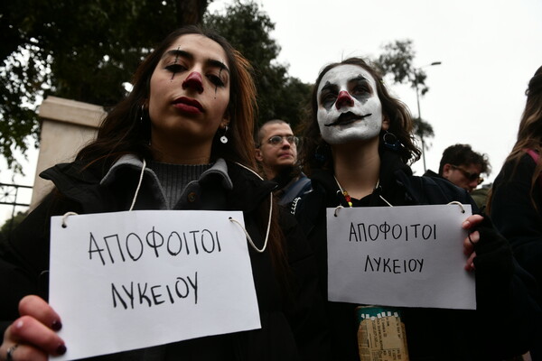 Μαζική συγκέντρωση και πορεία από καλλιτέχνες στο κέντρο της Αθήνας