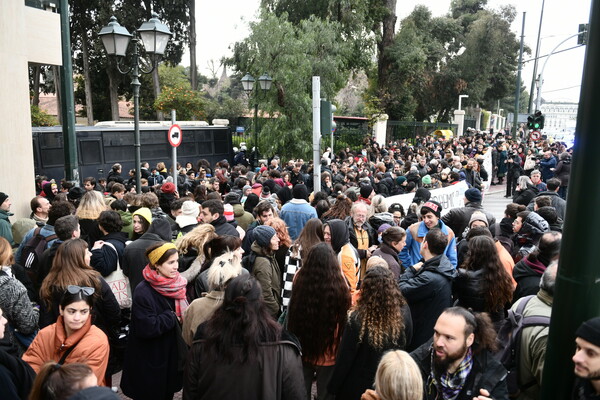 Μαζική συγκέντρωση και πορεία από καλλιτέχνες στο κέντρο της Αθήνας