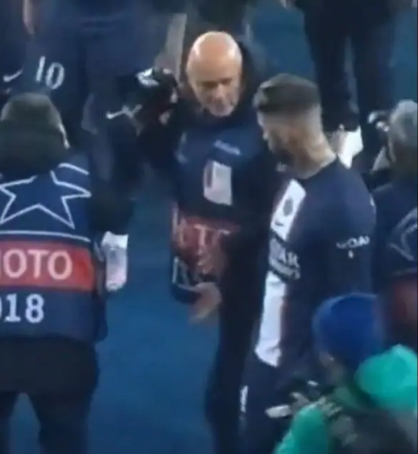 Ο Σέρχιο Ράμος έσπρωξε φωτογράφο, μετά την ήττα της Παρί Σεν Ζερμέν από την Μπάγερν