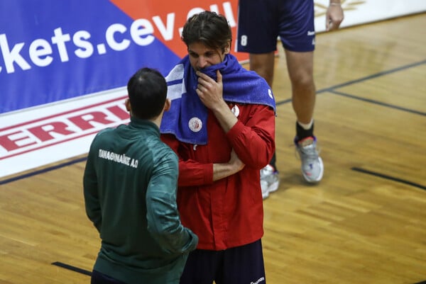 Βόλεϊ: Αναβλήθηκε το Παναθηναϊκός- Ολυμπιακός μετά τα επεισόδια- Τραυματισμοί οπαδών