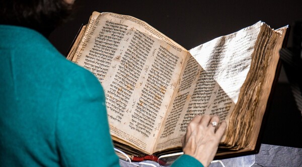 Codex Sassoon: Σε δημοπρασία η αρχαιότερη εβραϊκή Βίβλος– Ίσως αγγίξει 50 εκατ. δολάρια