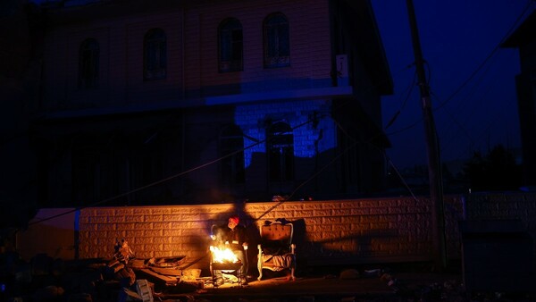 Επταμελής οικογένεια Σύρων γλίτωσε από τον σεισμό και πέθανε σε πυρκαγιά