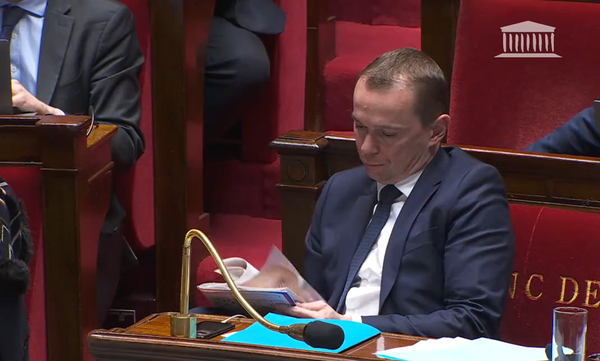 Σταυρόλεξο έλυνε υπουργός του Μακρόν την ώρα της συζήτησης στη Βουλή για το ασφαλιστικό 
