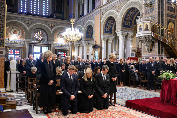 Μνημόσυνο τέως βασιλιά Κωνσταντίνου: Γονάτισαν τα παιδιά του- Εικόνες από την Μητρόπολη Αθηνών