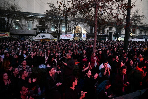 Μαζική συμμετοχή στη συναυλία αλληγγύης για τους καλλιτέχνες έξω από το ΡΕΧ