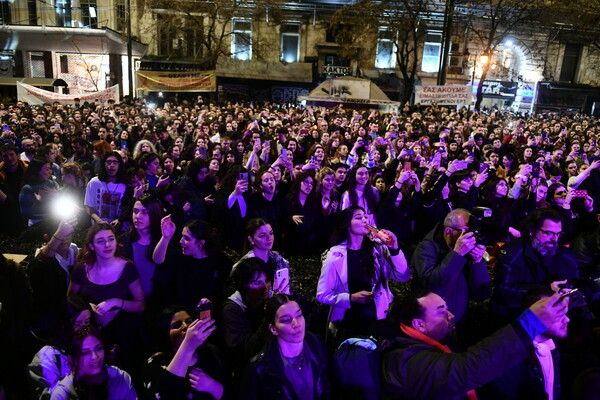 Μαζική συμμετοχή στη συναυλία αλληγγύης για τους καλλιτέχνες έξω από το ΡΕΧ