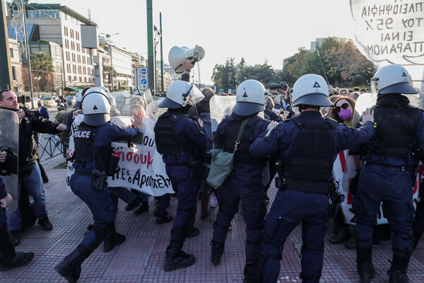 Ένταση έξω από το Μέγαρο Μουσικής μεταξύ διαδηλωτών για την Παιδεία και αστυνομίας 