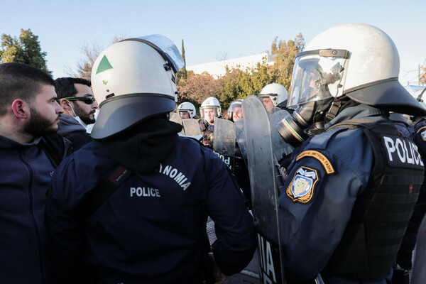 Ένταση έξω από το Μέγαρο Μουσικής μεταξύ διαδηλωτών για την Παιδεία και αστυνομίας 