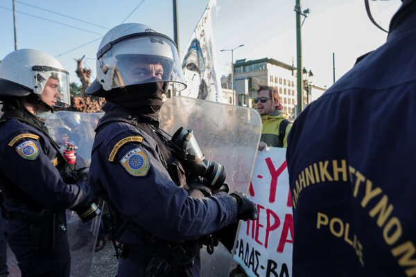 Ένταση έξω από το Μέγαρο Μουσικής μεταξύ διαδηλωτών για την Παιδεία και αστυνομίας 