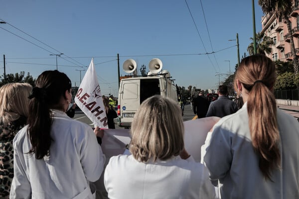 Διαμαρτυρία υγειονομικών στο κέντρο της Αθήνας -Τα αιτήματά τους