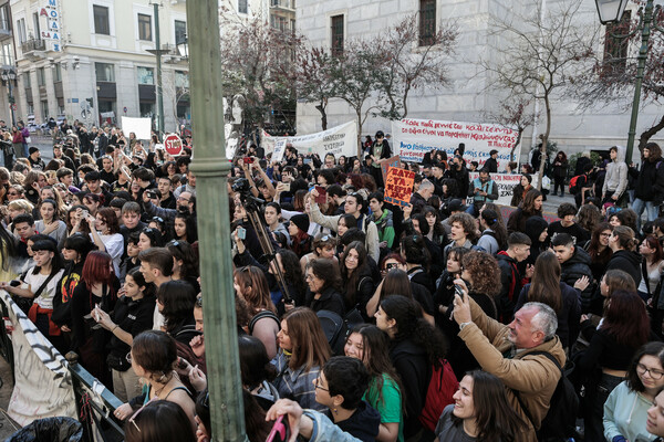 Συναυλία μουσικών σχολείων έξω από το Εθνικό Θέατρο - Κλειστή η Αγίου Κωνσταντίνου