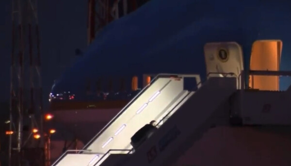 Νέα τούμπα του Τζο Μπάιντεν στις σκάλες του Air Force One - Πρόκειται για την τρίτη φορά που σκοντάφτει προσπαθώντας να επιβιβαστεί
