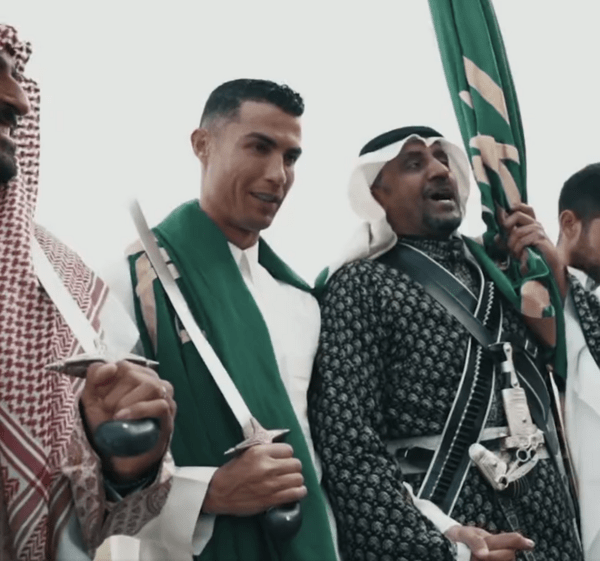 Ο Κριστιάνο Ρονάλντο με σπαθί και παραδοσιακό ένδυμα- Για την εθνική γιορτή της Σαουδικής Αραβίας 
