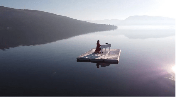 Καστοριά: Η «ιπτάμενη πιανίστα» Έλενα Ξυδιά έπαιξε πιάνο στη μέση της λίμνης