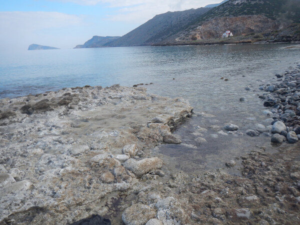 Υποχώρησε σημαντικά η στάθμη υδάτων σε περιοχές της Κρήτης -Αποκαλύφθηκε αμμουδιά κοντά στον Κούλε