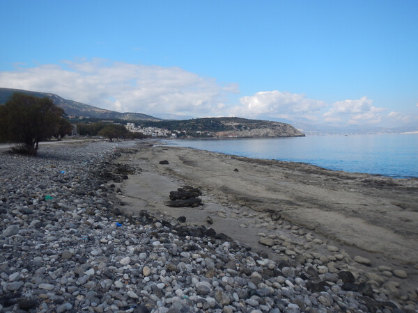 Υποχώρησε σημαντικά η στάθμη υδάτων σε περιοχές της Κρήτης -Αποκαλύφθηκε αμμουδιά κοντά στον Κούλε