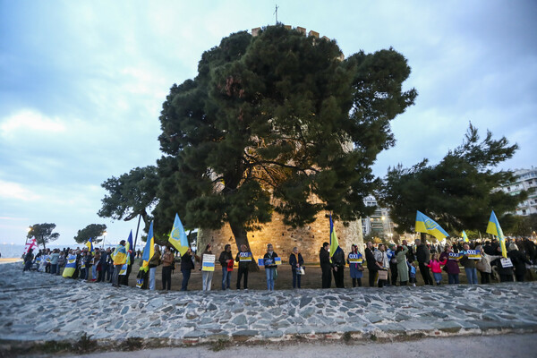 Θεσσαλονίκη: Ανθρώπινη αλυσίδα στο Λευκό Πύργο για τον πόλεμο στην Ουκρανία (ΦΩΤΟ)